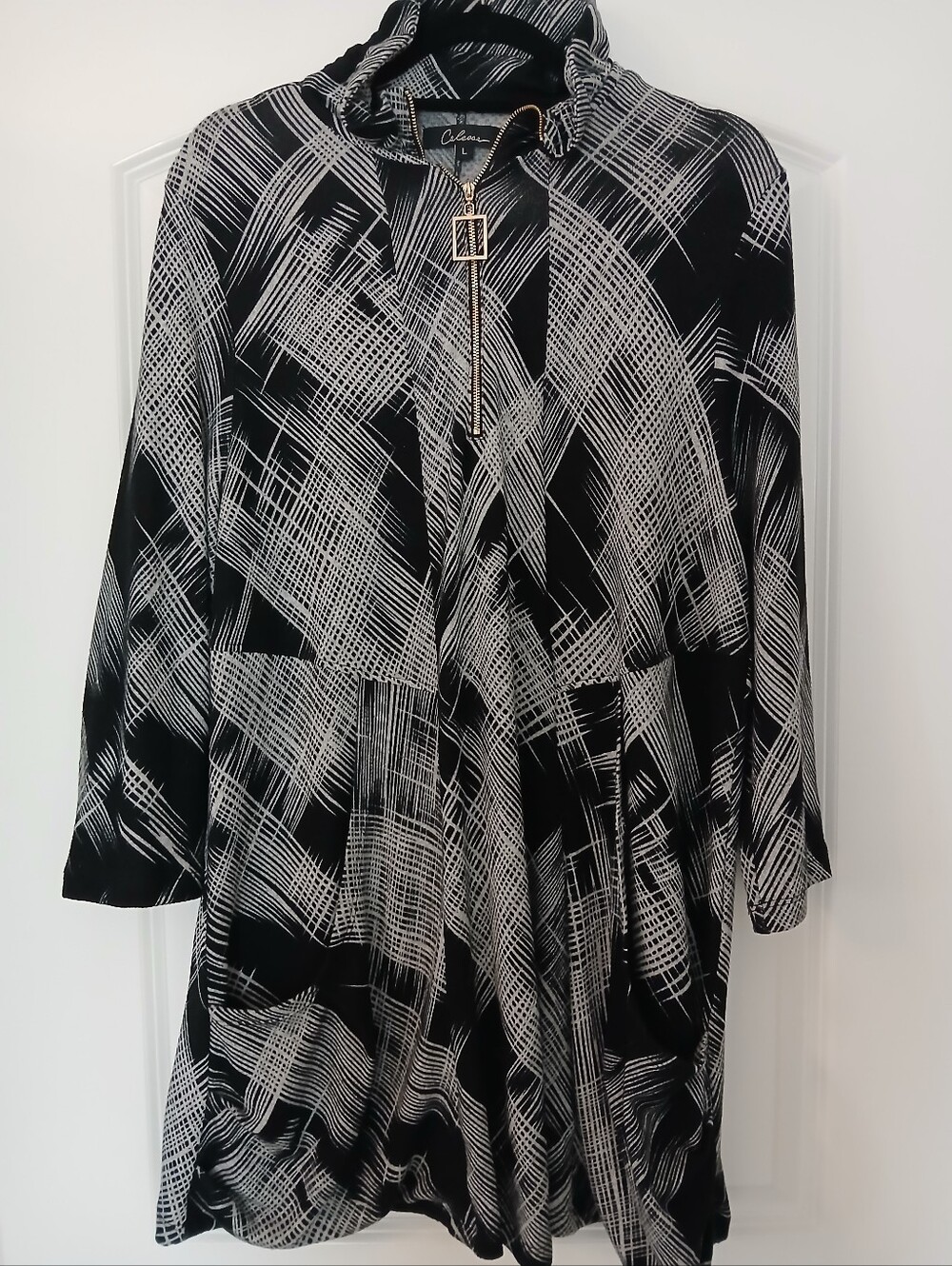Charming Black & White Abstract Zip-Front Tunic